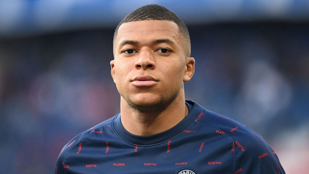 France : Une enquête ouverte pour des chèques faits par Kylian Mbappé à des policiers