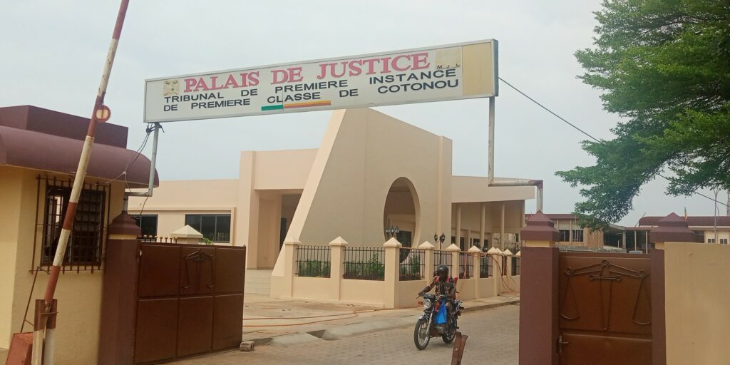 Justice : Deux jeunes hommes arrêtés pour vol de téléphone à la plage