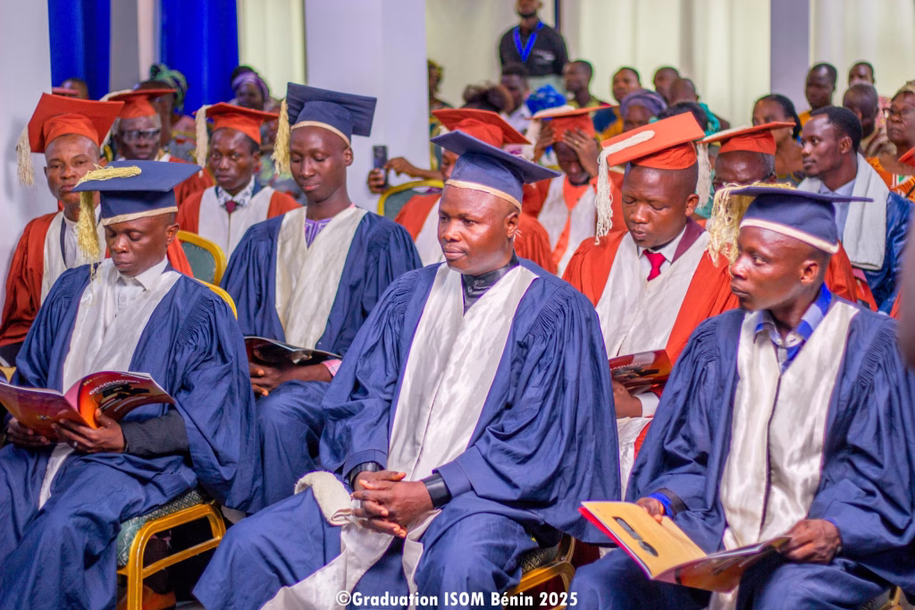 Remise de diplômes à l’International School of Ministry ( ISOM) : Une vingtaine de serviteurs de Dieu reçoivent leurs certificats/diplômes en théologie 