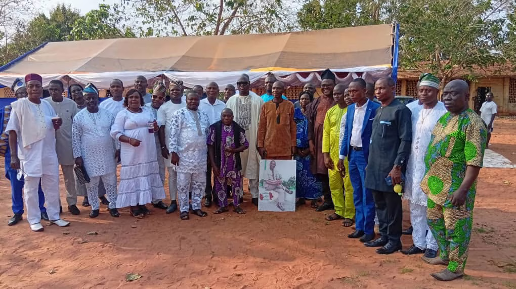 Reconnaissance de mérite : Les enseignants vacataires devenus ACDPE honorent leur ancien directeur Paulin Edah