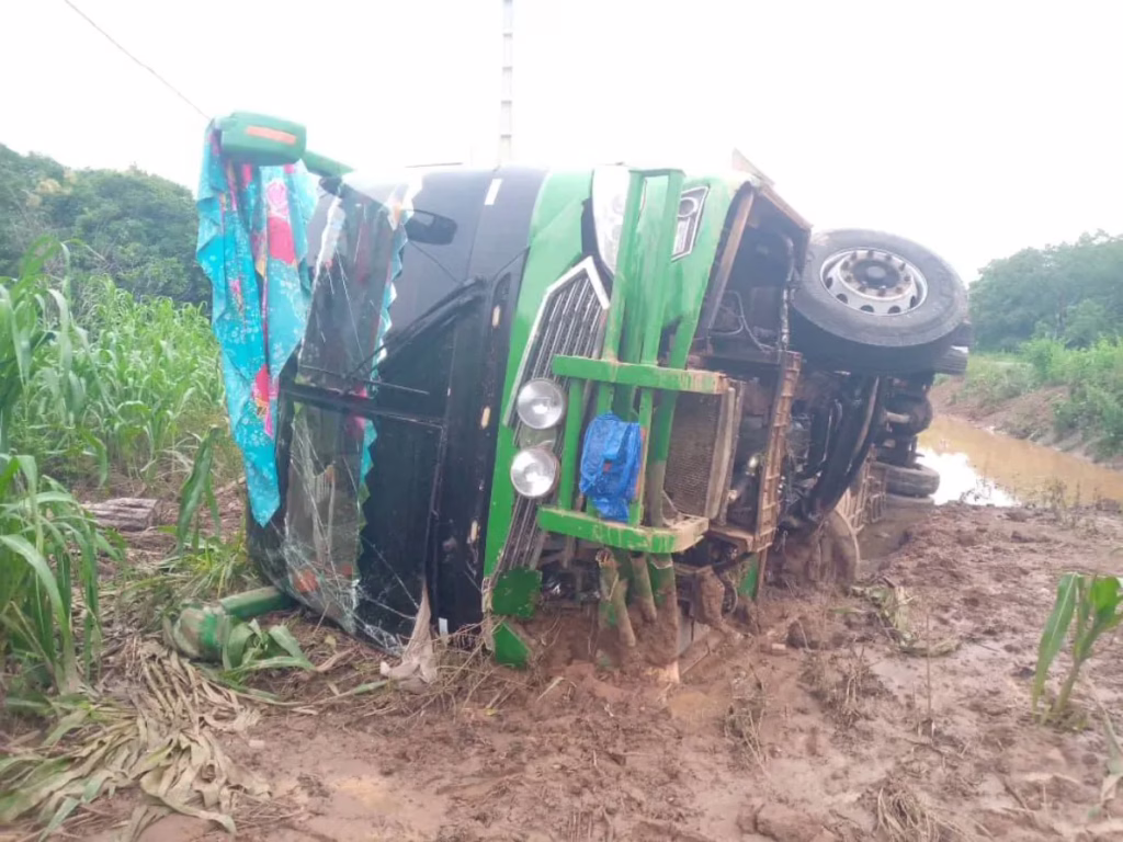 Accident de la circulation à N'Dali : Un bus de transport se renverse suite à l’éclatement d’un pneu