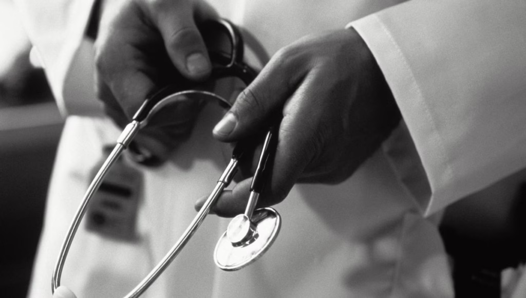 Commissariat de Godomey : Un plombier arrêté après des interventions chirurgicales sur un patient