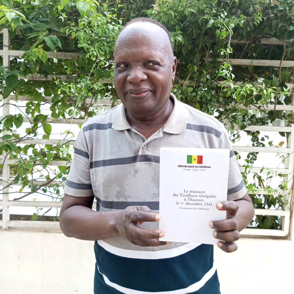 Sénégal : Pr François Abiola reçoit son exemplaire du livre blanc sur Thiaroye