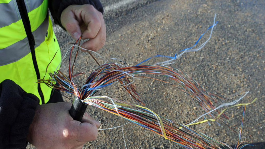 Abomey-Calavi : Un jeune arrêté en flagrant délit de vol de fil électrique