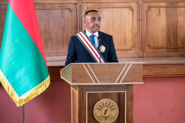 Madagascar : Le colonel Michael Randrianirina investi président