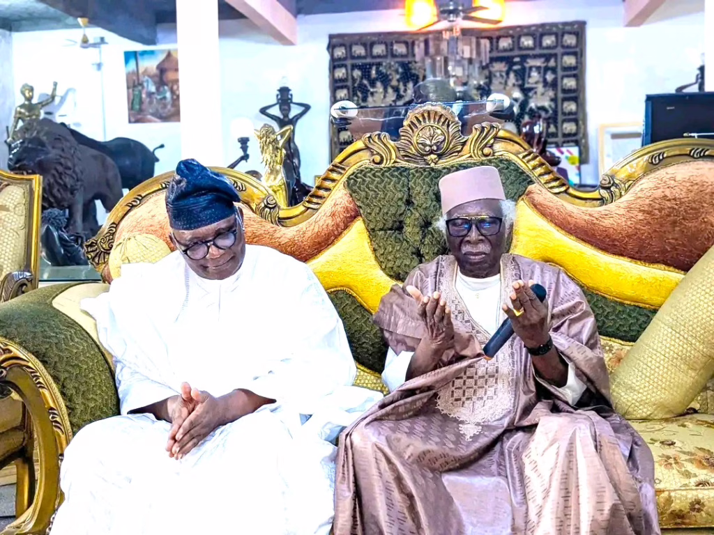 Avant sa prise de fonction officielle du Maire de la ville capitale : Rachadou Toukourou et ses adjoints reçoivent la bénédiction et les sages conseils du Patriarche Karim da Silva