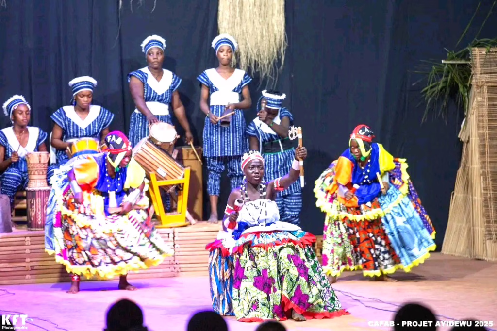 Lancement du spectacle ajacɛ – xogbonu – porto-novo : Porto-Novo vibre à l&rsquo;unisson autour d&rsquo;un rendez-vous culturel historique