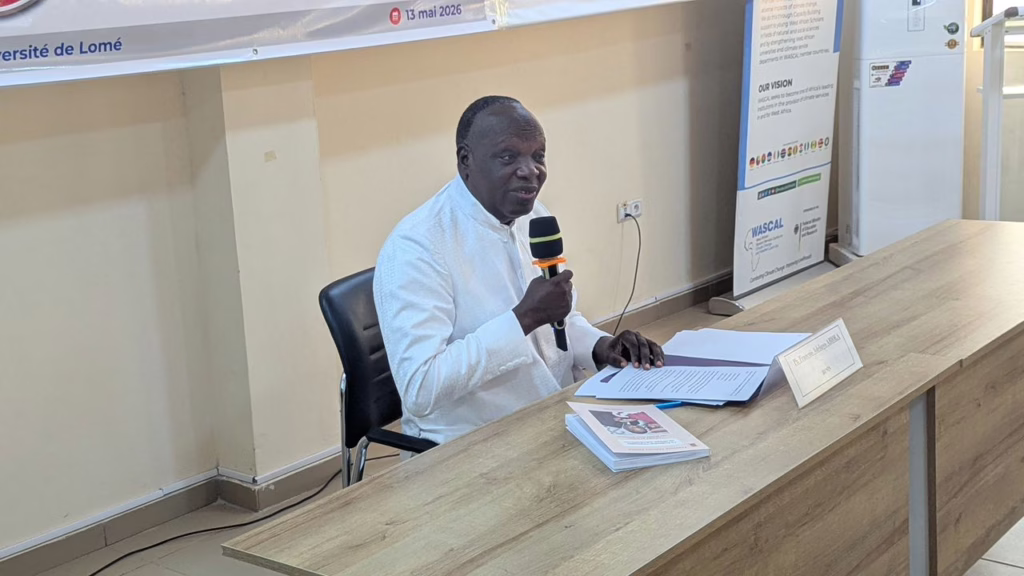 « La Profession Vétérinaire en Afrique Subsaharienne : l’EISMV, une grande école pionnière ». : Pr François Adébayo Abiola dédicace à Lomé, un livre-hommage à l’EISMV