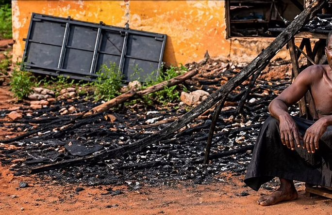 Bénin  : Un féticheur brûle sa propre maison et se met nu