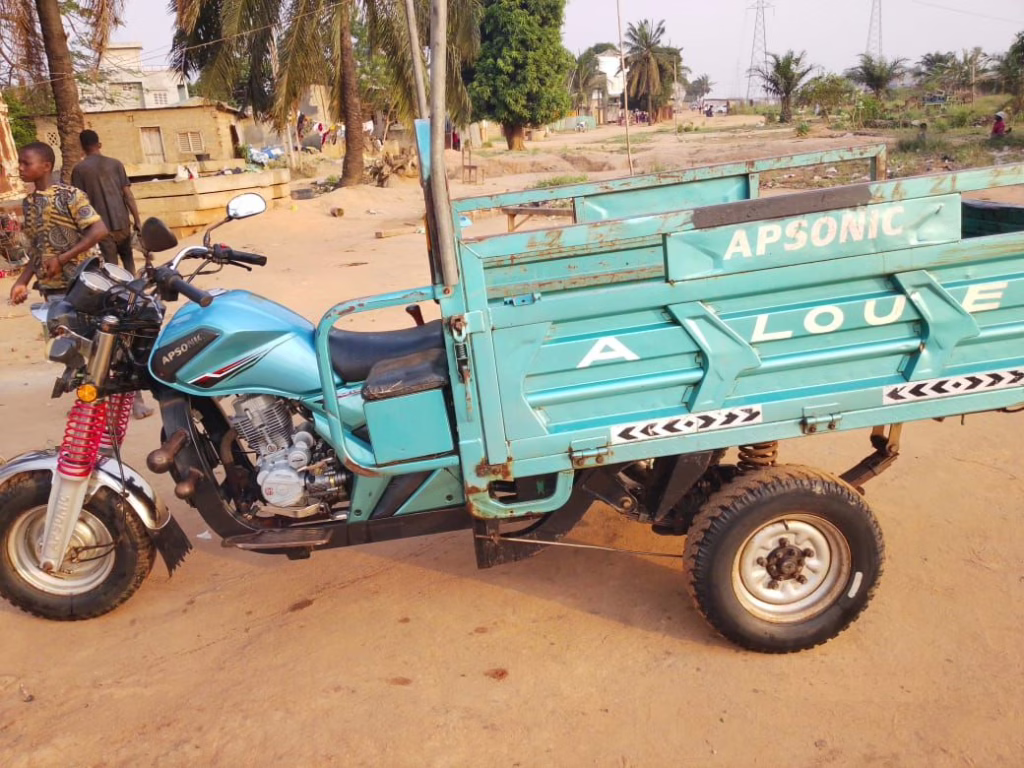 Accident de la circulation à Zakpota : Un tricycle chargé de moutons termine sa course dans un caniveau