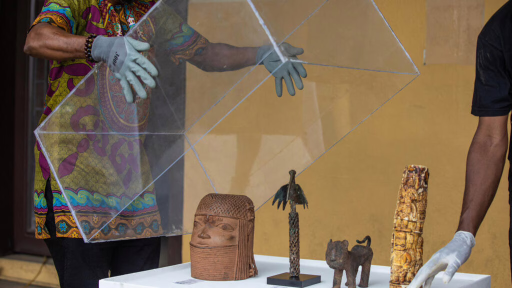 Afrique : La Suisse remet au Nigeria un premier lot de bronzes de l’ancien royaume du Bénin