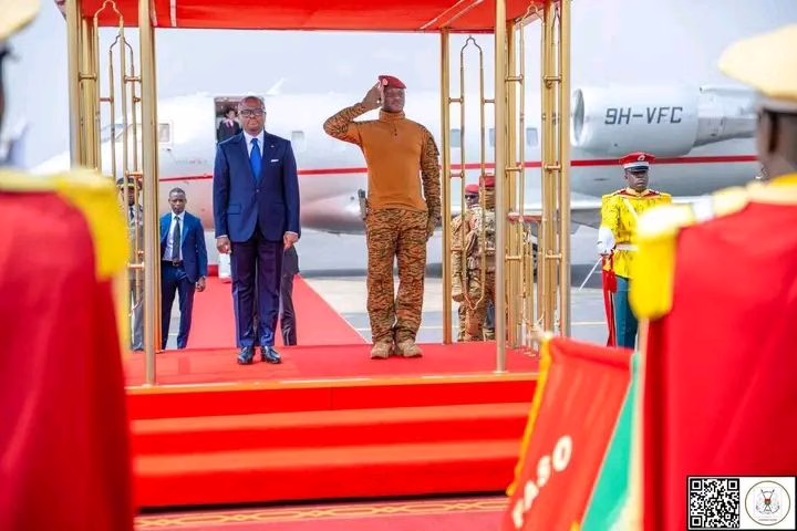Diplomatie sous-régionale : Wadagni accueilli à l’aéroport de Ouagadougou par le capitaine  Ibrahim Traoré