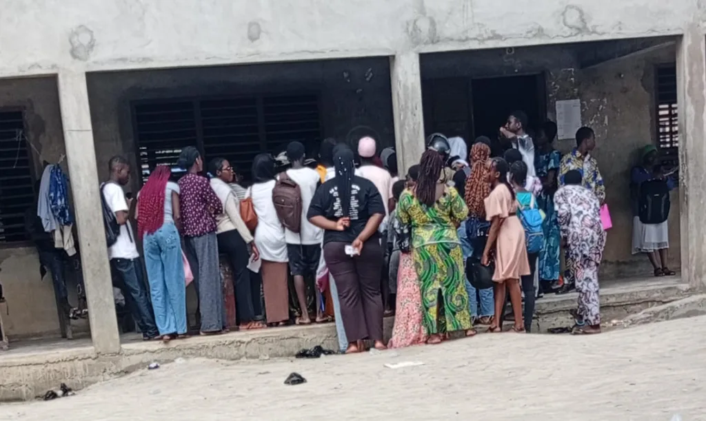 Bénin  : Joie, déception et longues files dans les centres de distribution des relevés du Bac 2026  
