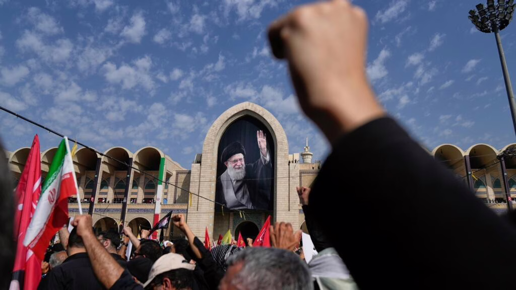 Moyen Orient : Aux funérailles de Khamenei, la colère des Iraniens contre les monarchies du Golfe