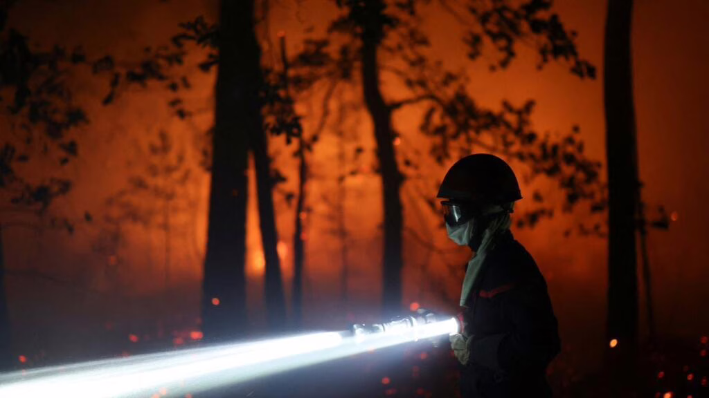 France : Deux incendies ravagent toujours plus de 1900 hectares en forêt de Fontainebleau