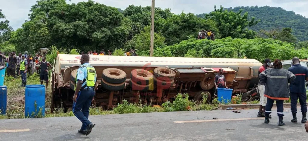 Bénin  : Un camion-citerne transportant du gasoil se renverse à Savalou