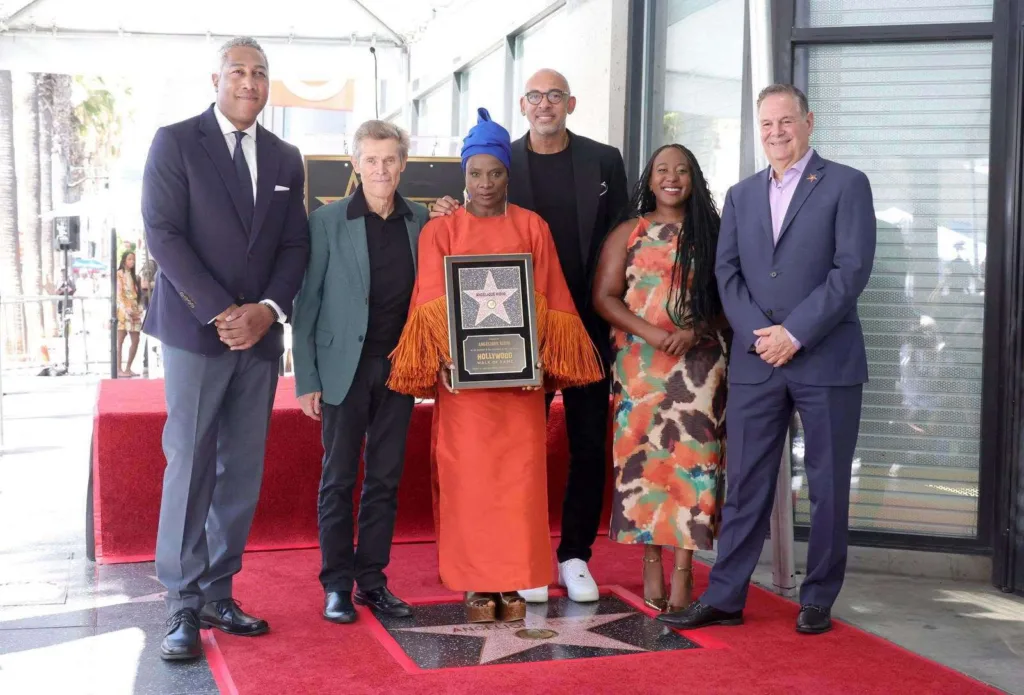 Musique : Angélique Kidjo, première chanteuse africaine «étoilée» sur le Walk of Fame