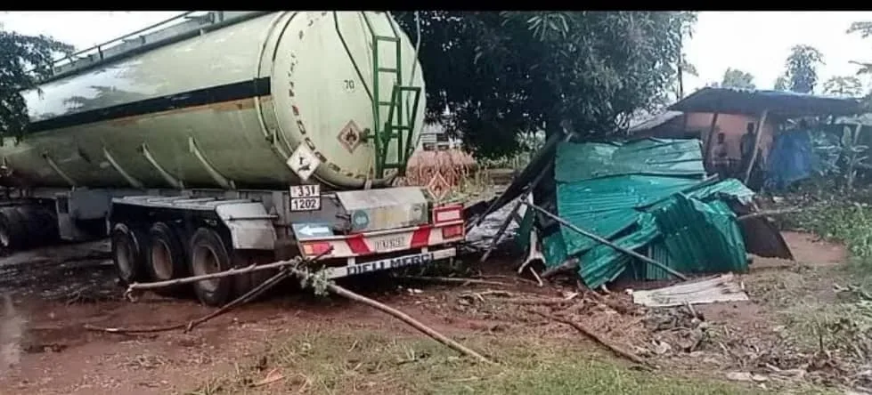 Accident de la circulation à Toffo  : Un camion-citerne  dérape à Agbotagon et s’encastre dans un atelier de vulcanisation