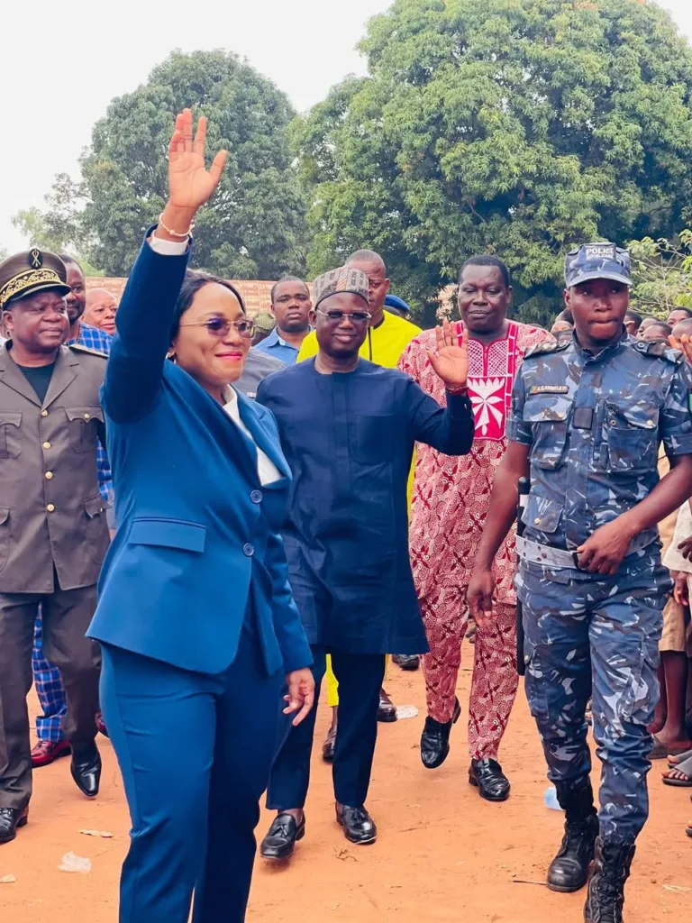 Tournée de suivi de la mise en oeuvre de la gratuité de la scolarité des filles au Bénin : Les ministres conseillers, Eudoxie Dakpè et Mamadou Daouda, dans les CEG des six communes du Couffo, les élèves saluent la mesure du gouvernement Wadagni