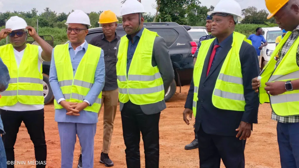 Accès à l'eau et l'énergie au Bénin : Le ministre conseiller Romaric Ogouwalé en tournée de contrôle dans le département du Zou