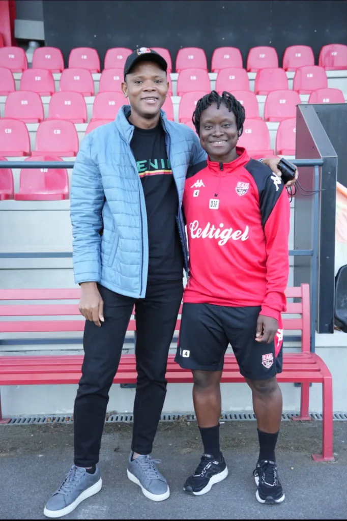 Football féminin  : Noëlle Amouzoun signe à En Avant Guingamp, l&rsquo;hommage appuyé du Dr Arsène Yaovi